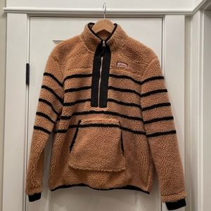 Like new Vineyard Vines quarter zip Sherpa women’s L camel and black